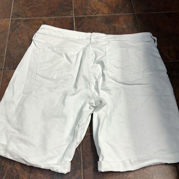 St Johns Bay Bermuda shorts - Picture 2 of 4